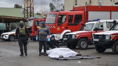 Varios hombres se preparan para trasladar el cad�ver de un trabajador alcanzado por las bombas rusas en Jers�n, poco antes de iniciarse el alto el fuego unilateral