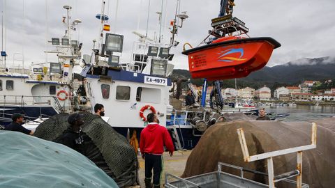 Barco Ardorn, introduciendo la lancha de salvamento