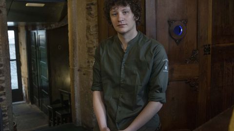 Lois Cervi�o, dentro de la Multitasca Entreportas, delante de las puertas interiores que se incorporan en la �ltima etapa, procedentes de una casa marinera de Carril