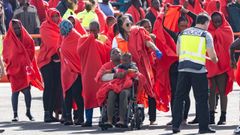 Migrantes llegados en un cayuco a Puerto Naos,  este fin de semana.