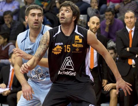 Matulionis y M�gica, durante el partido entre el Breog�n y el Lleida en Barris Nord. 