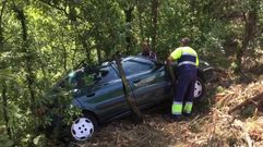 Rescate del coche que estaba en un terrapl�n en Cotobade