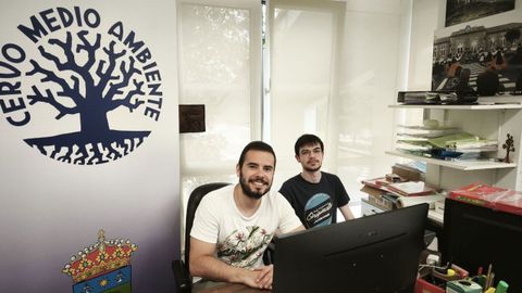Pablo Fernndez, con camiseta blanca, de prcticas en el Concello cervense