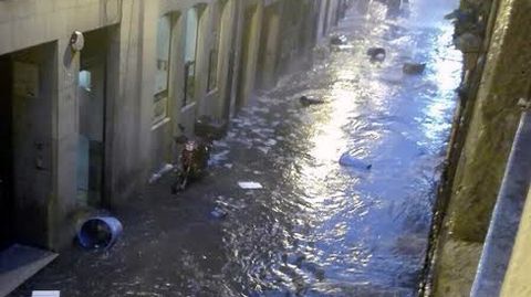 Una tormenta provoca una riada en la calle Mon, en el centro de Oviedo.Una tormenta provoca una riada en la calle Mon, en el centro de Oviedo
