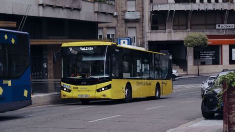 Un bus urbano, en una de sus paradas en Ourense.