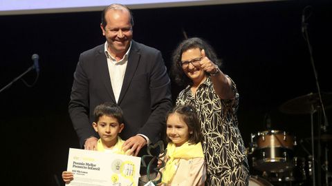 PREMIO AL MEJOR PROYECTO INFANTIL: EEI VILA LAURA (VIGO). Javier Domínguez Lino, presidente de Sogama, entregó el galardón a la coordinadora, María Jesús Calviño Moure, y a los pequeños Adrián González Barcia y Julia Mendoza Canales. Los autores de mejor proyecto infantil de Galicia se llevan como recompensa 2.000 euros para seguir cuidando el medio ambiente. El premio está patrocinado por la Consellería de Medio Ambiente y Sogama.