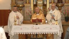 Jes�s V�zquez, primero por la derecha, en una misa en la capilla de la residencia de mayores de Vilalba en enero del 2011, con el cardenal Antonio Mar�a Rouco Varela, en el centro, y el obispo de Lugo, Alfonso Carrasco Rouco, primero por la izquierda