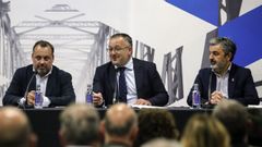 El presidente de la Confederaci�n Asturiana de la Construcci�n (CAC-Asprocon), Joel Garc�a (c), y el consejero de Medio Rural y Cohesi�n Territorial, Alejandro Calvo (d), durante la Asamblea General de CAC-Asprocon en Avil�s