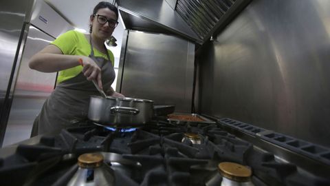 Clara Pardio Orol, este viernes en la cocina de su empresa de cterin, Como na Casa