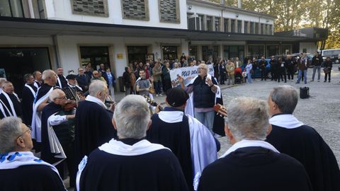 La rondalla A�oranzas, en el concierto reivindicativo organizado por el Foro Cidad�n do Ferrocarril, este s�bado en la estaci�n de tren de Ferrol.
