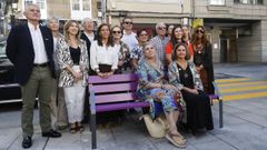 Familiares de enfermos de Alzheimer, en el banco inaugurado en San Andr�s en apoyo a la enfermedad