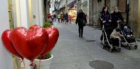 El casco hist�rico de Viveiro est� adornado con corazones en el d�a de San Valent�n.