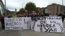 Compa�eros de los mineros del pozo Santiago con pancartas reivindicando sus derechos