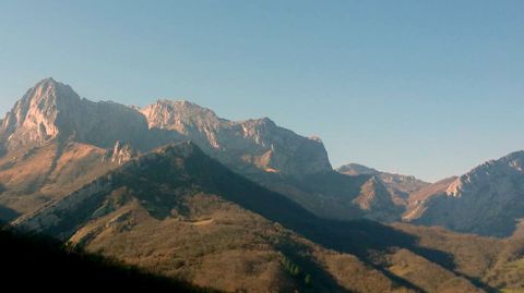 Paisaje seco de Ponga.Paisaje seco de Ponga