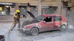 Los bomberos utilizaron espuma para apagar el incendio en el coche