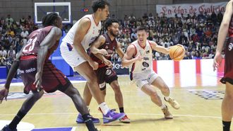 Barcello trata de sortear la defensa de McGhee