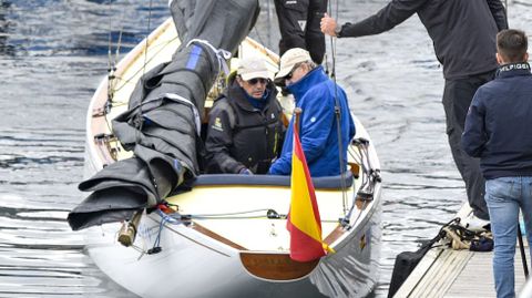 Juan Carlos I en una de las regatas en Sanxenxo en abril del a�o pasado