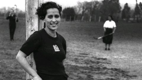 Lourdes Artime, de la Agrupación Deportiva Femenina de Hockey, en Gijón (17 de marzo de 1936). Constantino Suárez