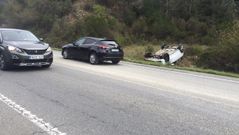 El autom�vil accidentado qued� volcado sobre la cuneta despu�s de salirse de la v�a