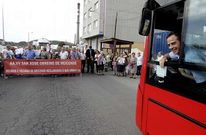 Los vecinos de Meicende se manifestaron en varias ocasiones exigiendo la parada del bus. 