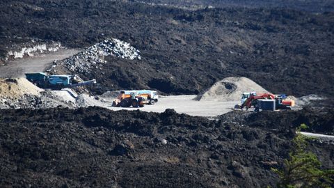 Buena parte de la superficie afectada por lava est cubierta de grandes excavadoras que abren hueco para servicios, carreteras, casas y plataneras. Algunos constructores han debido comprar o alquilar mucha ms maquinaria, y no dan abasto. El precio por hora se ha disparado