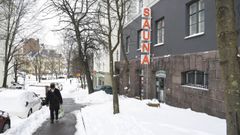 Un hombre, caminando con mascarilla por Helsinki