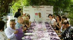 V�ctor G�mez preside la comida con la que el club celebr� este verano, en el restaurante Esteban, en Mos, su quinto aniversario. 