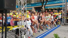 Los peque�os, haciendo un poco de calentamiento, antes de empezar