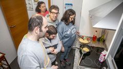 La cocina es una de las tareas preferidas por los habitantes de la vivienda con apoyo de Ambar. En la imagen, preparando tortitas para merendar.