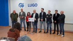 L�pez, cuarto por la izquierda, estuvo acompa�ado de cargos del partido en la provincia