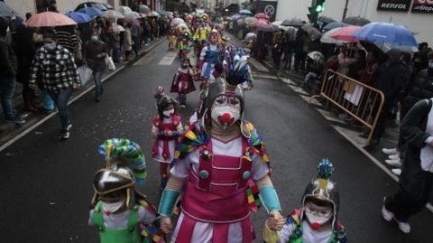 Un momento del desfile de comparsas de Monforte en la calle Roberto Baamonde