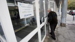 Un usuario accede al centro de salud del Espadenal, en Cuntis