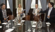 Ferreiro, izquierda, bromea con los ediles del PP. 