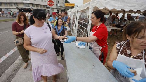Celebraci�n de la Festa do Becerro ao Espeto por el San Xo�n en A Piringalla.