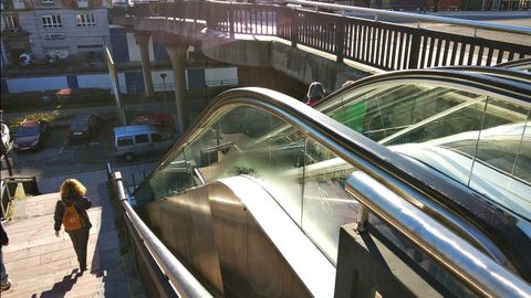 Las escaleras mec�nicas de la plaza de los Ferroviarios (la Losa) de Oviedo llevan a�os con constantes aver�as. Actualmente est�n clausuradas