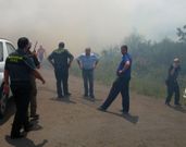 <span lang= es-es >Tensi�n en Serres</span>. Monte Ba�o concentr� ayer a decenas de profesionales y voluntarios que colaboraron en la extinci�n del incendio. El resultado de este trabajo coordinado, y los desbroces realizados hace poco, facilitaron que el frente se controlase en unas cuatro horas. 