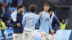 Javi Rodr�guez y Sergio Carreira se saludan en presencia de Javi Rueda y Hugo �lvarez tras el Celta-Betis.