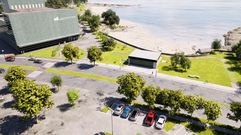 En primer t�rmino, una de las nuevas zonas de aparcamiento, con la playa al fondo, que llegar� hasta la rampa.