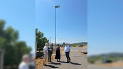 Tom�, con el representante de la empresa, a la izquierda, y los concejales del gobierno local