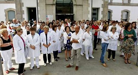 Trabajadores sanitarios se concentraron ayer en el Provincial (en la foto) y Montecelo en recuerdo de las v�ctimas del accidente.