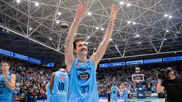 Mihajlo Andric saluda a la afici�n tras su partidazo ante el Unicaja.