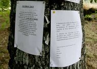 Los dos carteles que generaron el desecnuentro en Oleiros.