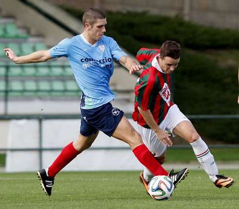 Santi trata de frenar la progresi�n de un jugador del Vilalb�s, anteayer en A Magdalena. 