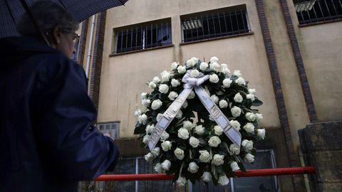 Corona de flores ante la nave de Asados en A Pobra donde apareci�n muerta en un pozo Diana Quer