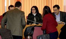 Miguel Fidalgo, negociador popular del presupuesto, conversa en el pleno con los ediles nacionalistas, los exsocios de Caballero.