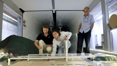 Davide de Domenico y Miguel Roca Rodr�guez trabajan en la maqueta que reproduce fielmente en el t�nel del viento el puente que se va a construir, bajo la mirada del catedr�tico Santiago Hern�ndez Ib��ez