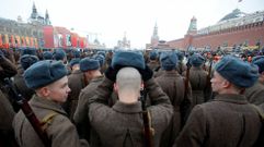 Soldados esperan a su turno en el desfile militar con motivo del aniversario del desfile de 1941 en Mosc� (Rusia).