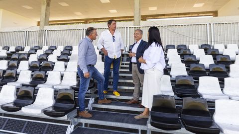 El presidente de la Diputaci�n, Luis Menor, visit� las obras de la grada superior en A Moreira.