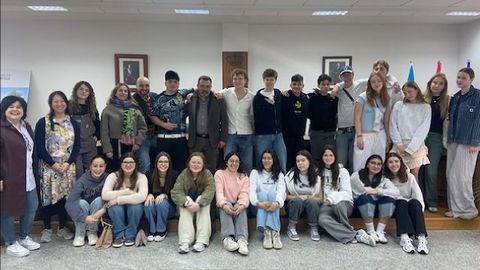 Alumnos daneses y del CPI de Xanceda, con profesores, visitando el consistorio de Mesía.