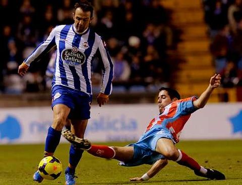 El central rojiblanco Jorge, intentando arrebatarle el bal�n al deportivista Marchena.